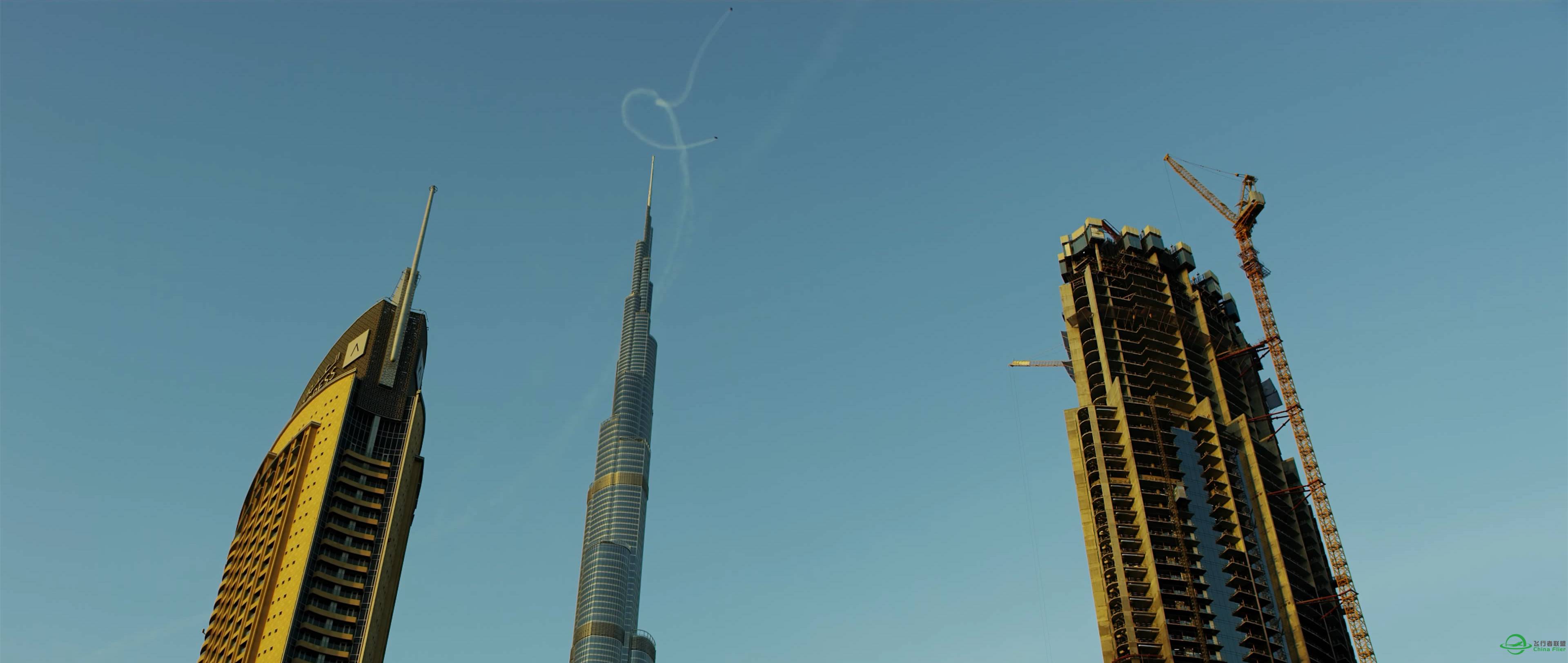 【4K精品大片】现实版“钢铁侠”飞越迪拜上空-2425 