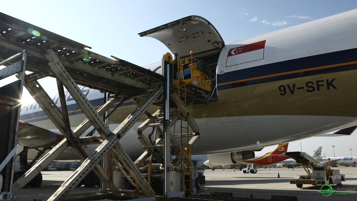 新加坡航空波音747-400货机在青岛-8560 