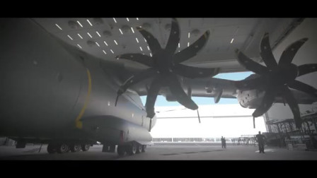 如何喷涂一架空客A400M，是人工完成的，飞机的翅膀好长！-4985 
