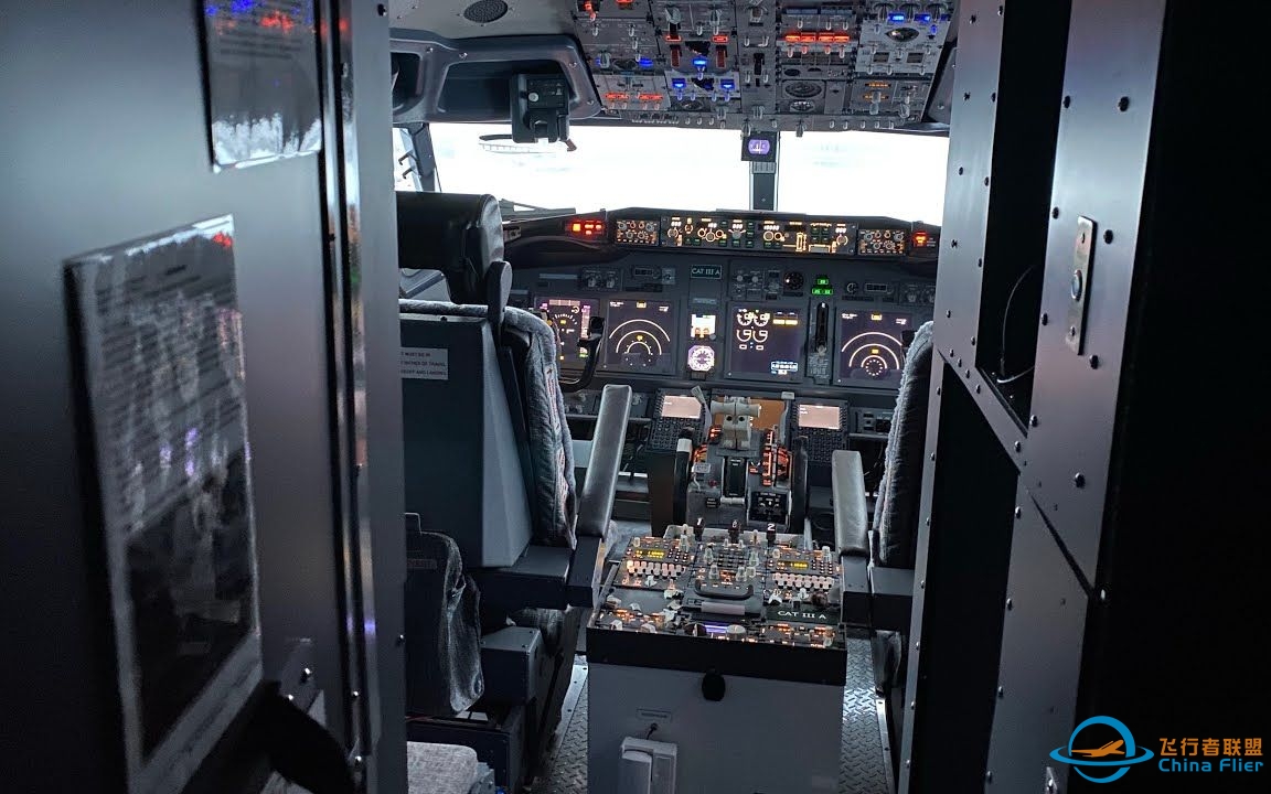 国外FlyWithRookie大神在家自建的737-800模拟器，夸张地仿真度几乎完美-8983 