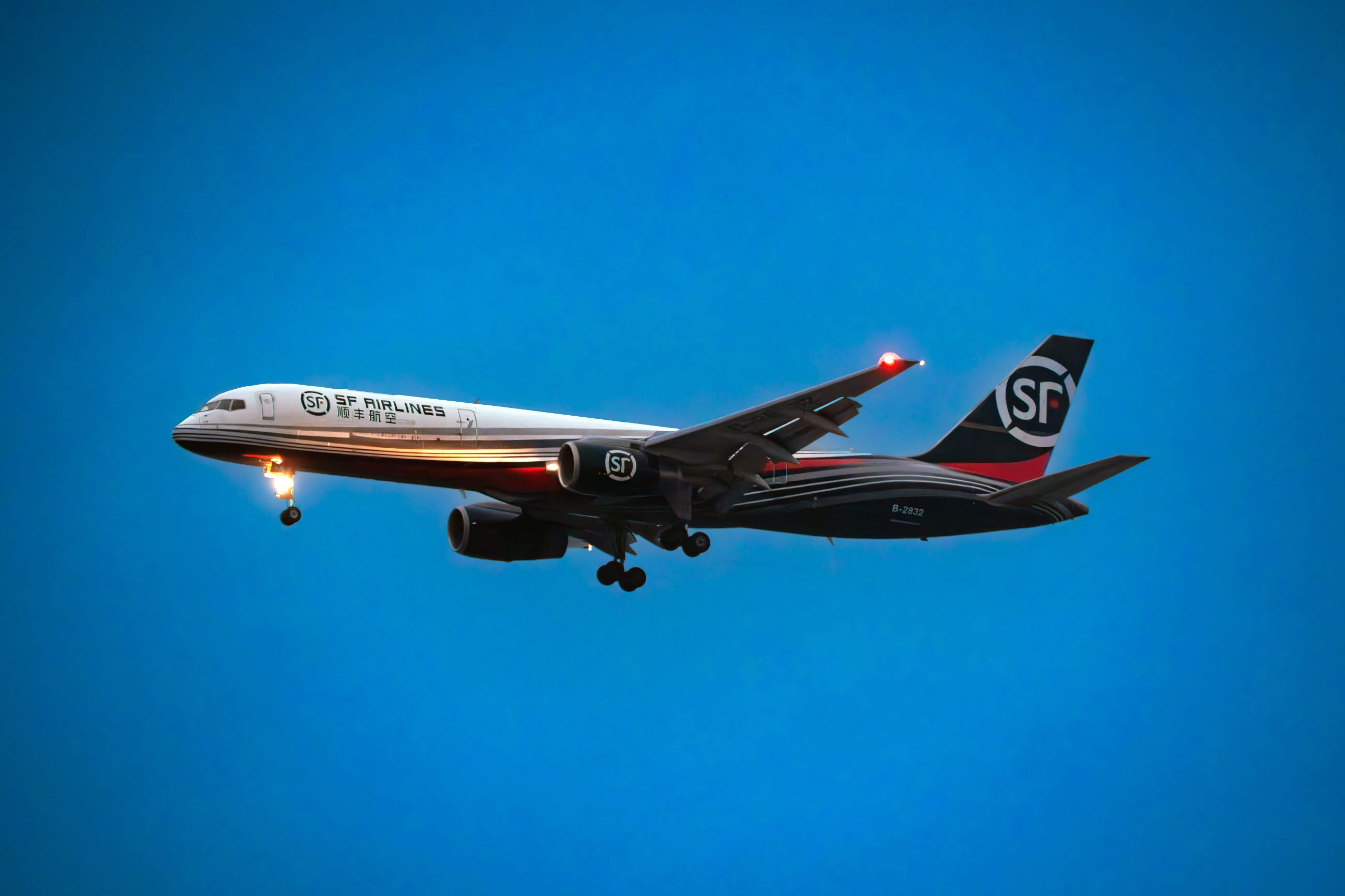 在货运活跃的757们-752 