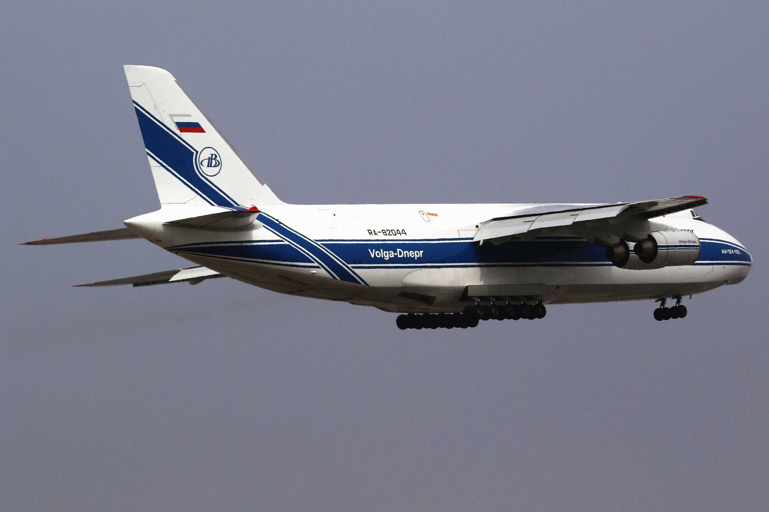 发一些十年前在首都机场拍的飞机-735 