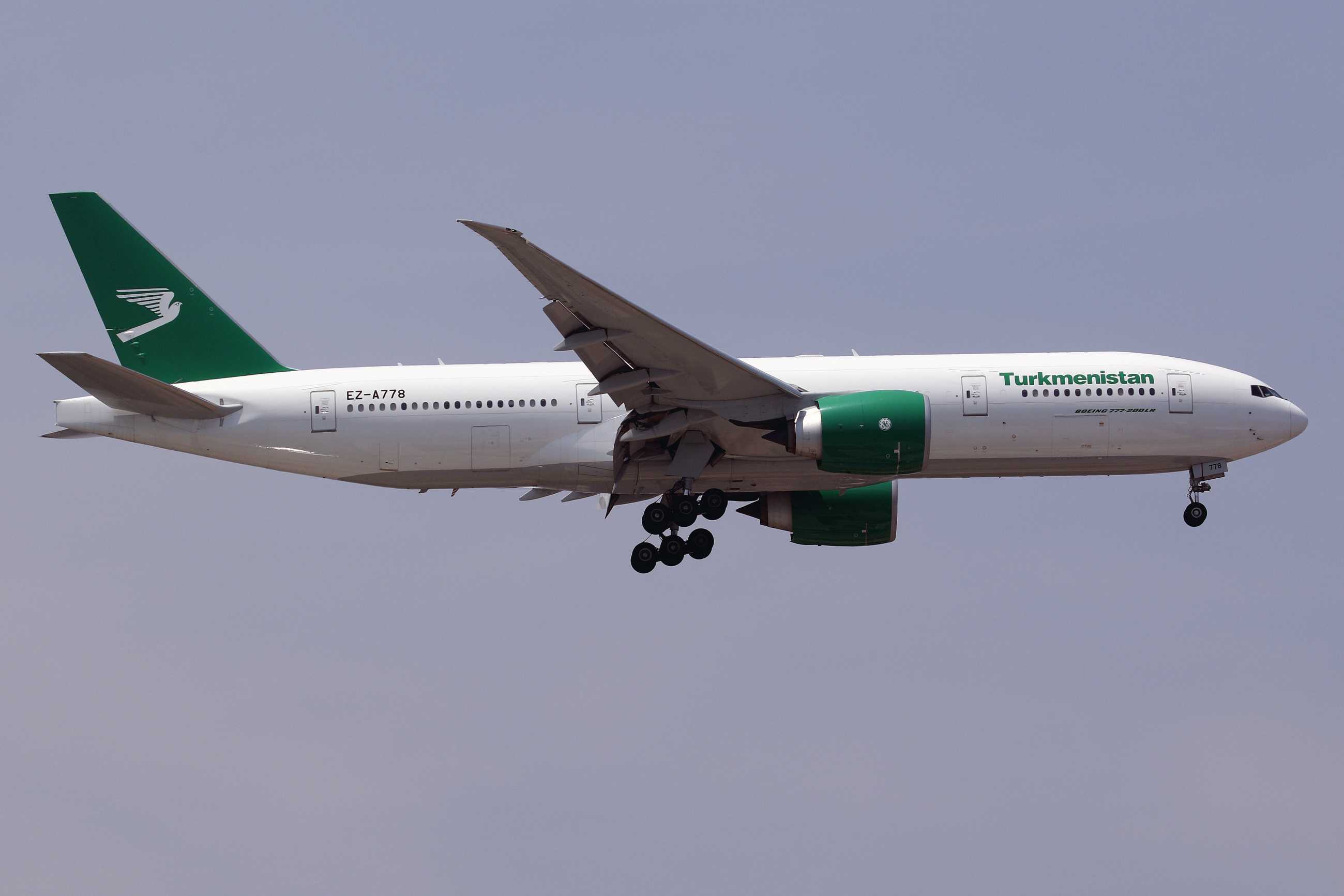 发一些十年前在首都机场拍的飞机-212 