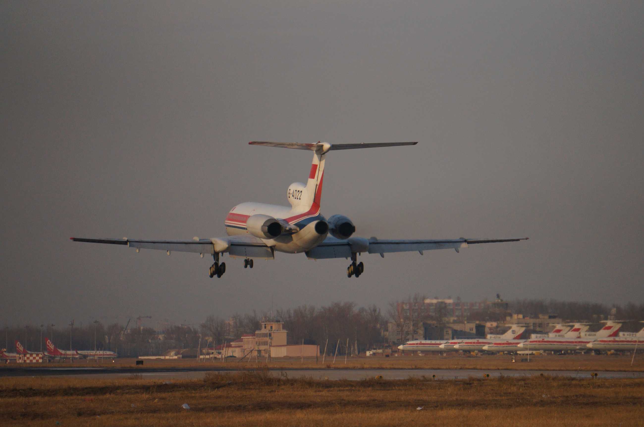 特早以前在南苑机场怕的飞机。现在这个机场没了-8177 