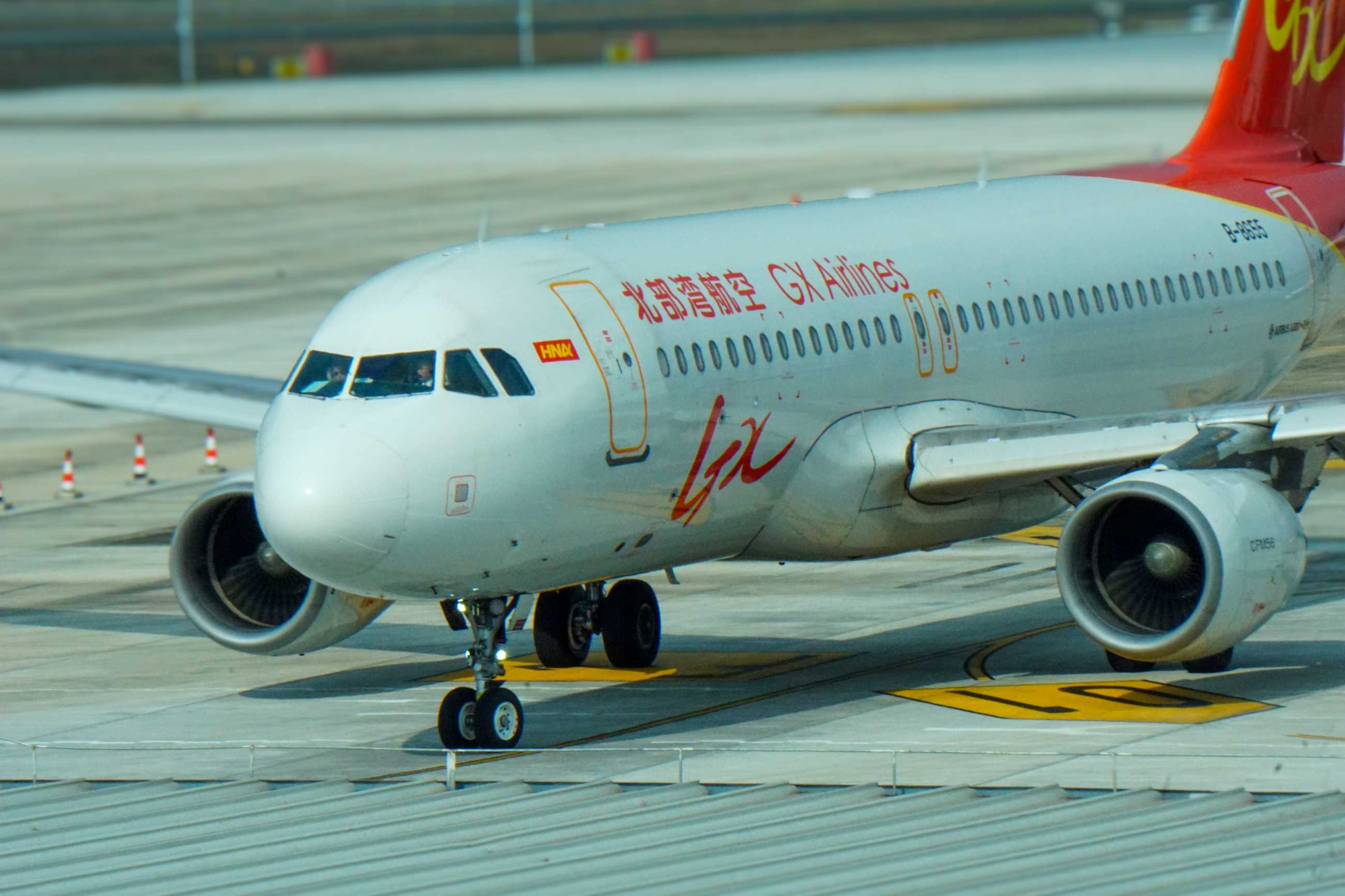 小机场也有拍飞机的快乐-2302 