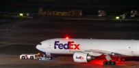 Fedex 77F夜间推出准备起飞